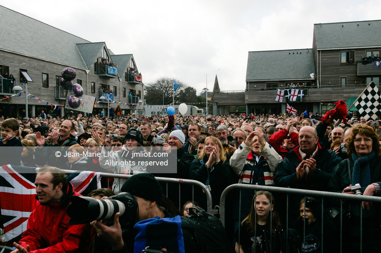 Départ d'Ellen MacArthur à bord du maxi-trimaran B&Q Castorama, pour tenter de battre le record du Tour du Monde en Solitaire sans Escale, à Falmouth (GB), le 27 novembre 2004, photo : Jean-Marie LIOT - www.jmliot.com