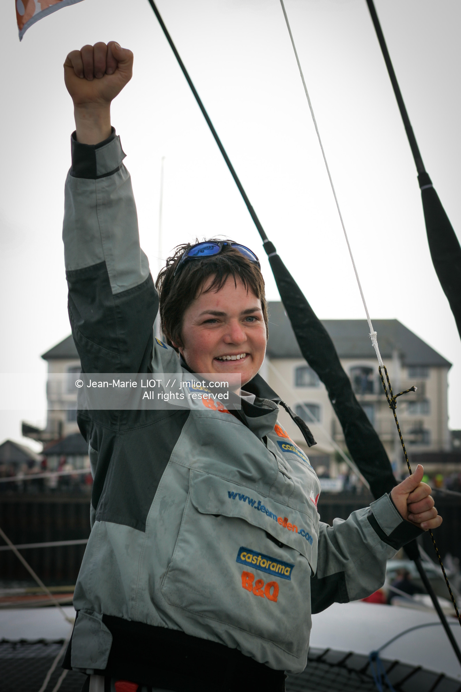 Départ d'Ellen MacArthur à bord du maxi-trimaran B&Q Castorama, pour tenter de battre le record du Tour du Monde en Solitaire sans Escale, à Falmouth (GB), le 27 novembre 2004, photo : Jean-Marie LIOT - www.jmliot.com