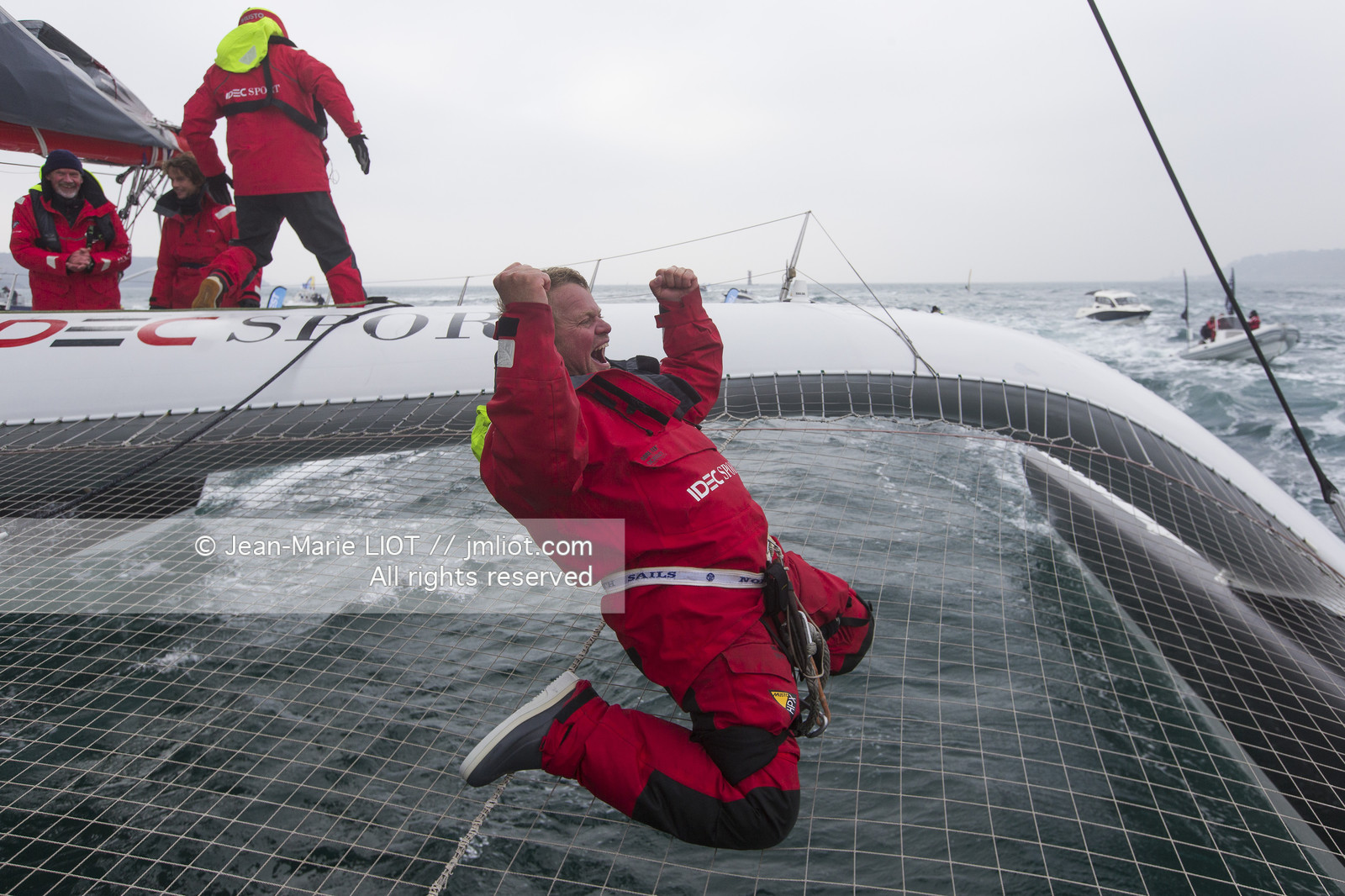 IDEC SPORT- ARRIVEE  RECORD TROPHEE JULES VERNE