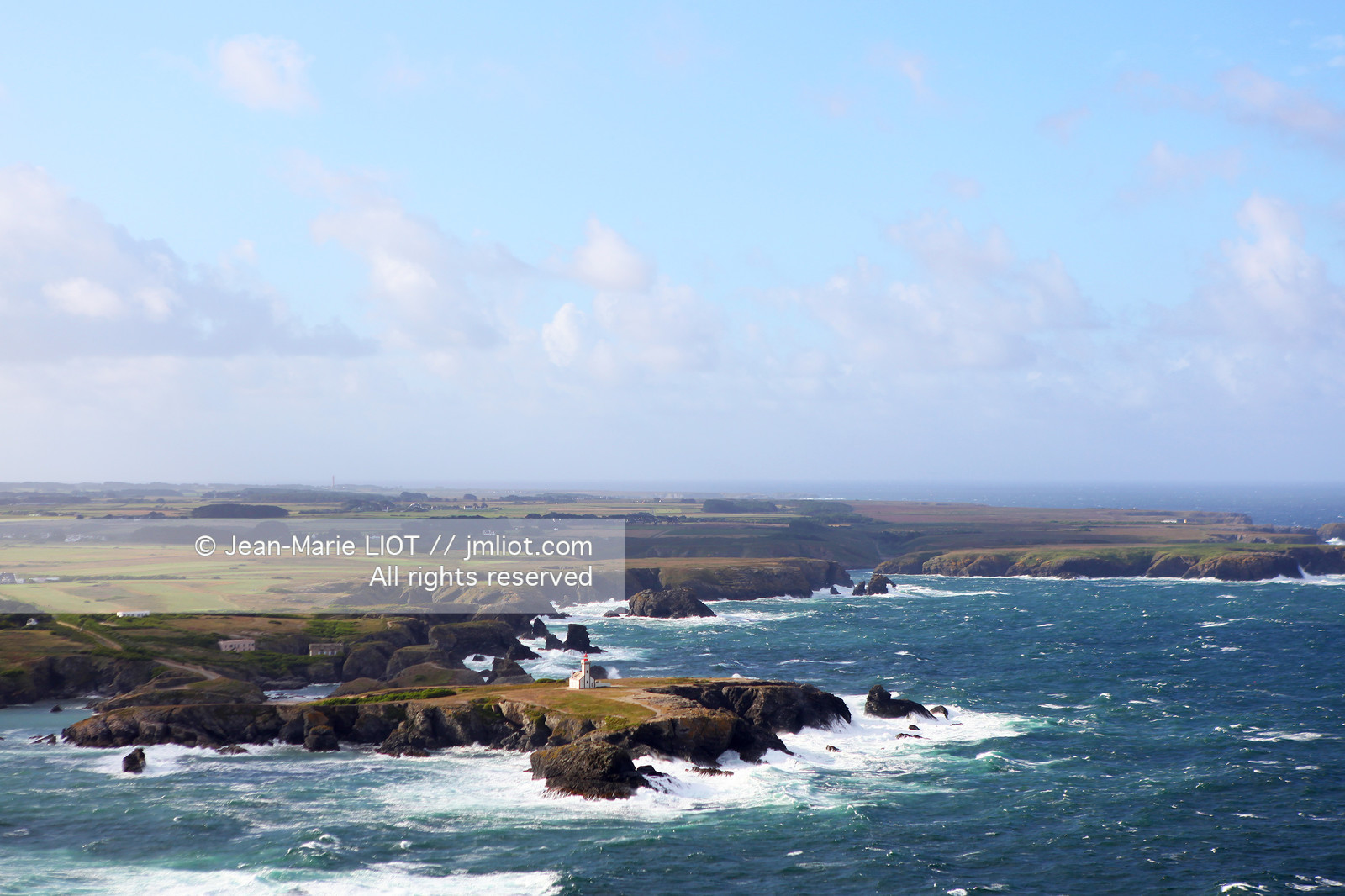 VUE AERIENNE DU GOLFE DU MORBIHAN .PHOTO © JEAN-MARIE LIOT.
