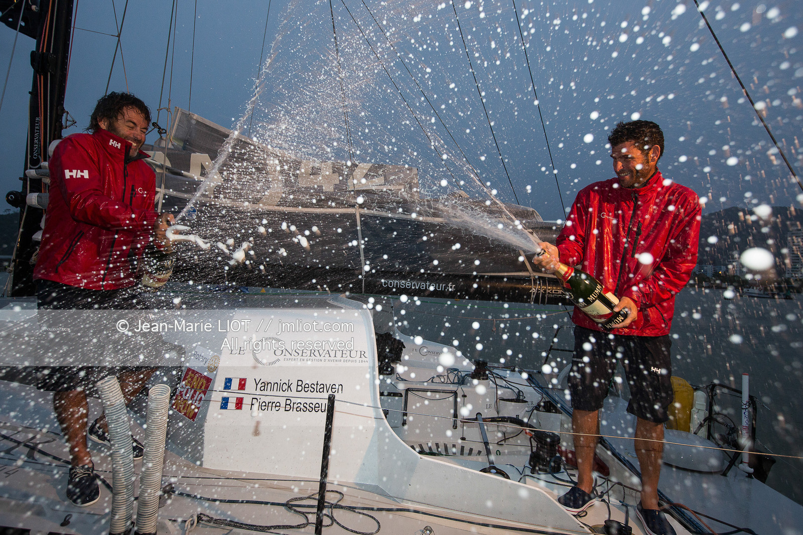 Itajaï (bresil) le 18 novembre 2015, arrivée de Yannick Bestaven et Pierre Brasseur à bord du Class 40 Le Conservateur, premier au classement des Class 40. .Photo © Jean-Marie Liot.