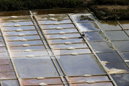 Carnac, vue aerienne des marais salants..© JEAN-MARIE LIOT.Carnac, aerial view of the salt marshes