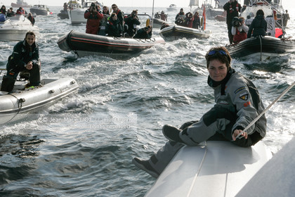 Départ d'Ellen MacArthur à bord du maxi-trimaran B&Q Castorama, pour tenter de battre le record du Tour du Monde en Solitaire sans Escale, à Falmouth (GB), le 27 novembre 2004, photo : Jean-Marie LIOT - www.jmliot.com