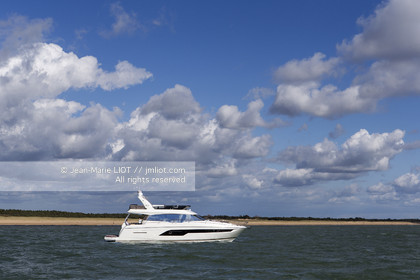 PRESTIGE YACHTS - PRESTIGE P360