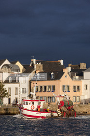 France, Finistère-Sud (29), Concarneau, Chalutier arrivant dans le Port de Concarneau