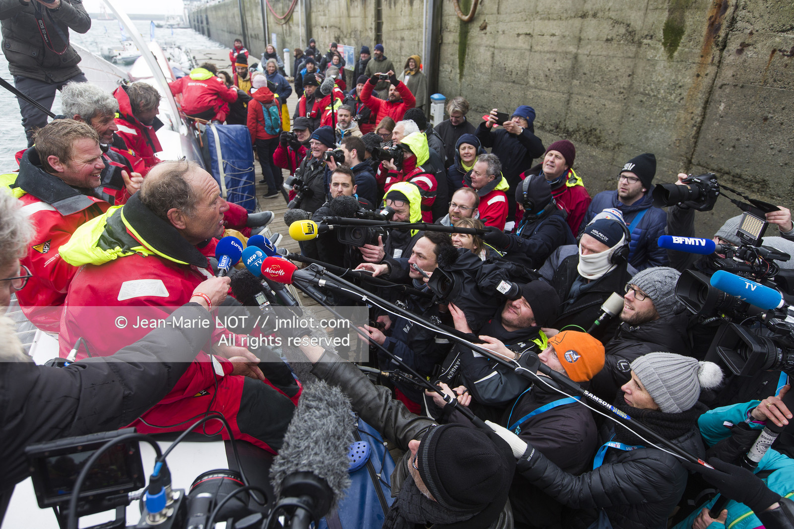 IDEC SPORT- ARRIVEE  RECORD TROPHEE JULES VERNE