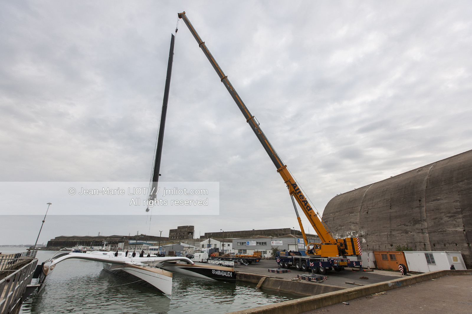Maxi-Triimaran Spindrift 2 Launching