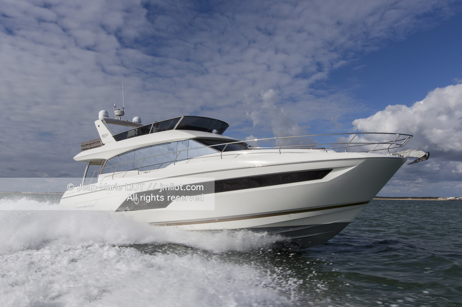 PRESTIGE YACHTS - PRESTIGE P360