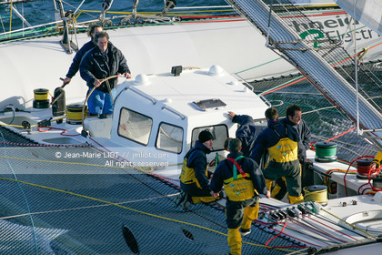 Départ du Trophée Jules Verne du maxi trimaran Geronimo, skipper Olivier de Kersauzon, 28 décembre 2004, Photo Jean-Marie LIOT - www.jmliot.com.