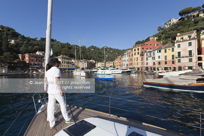 Portofino,le joli port en italien est situé au creux d'une anse sur la côte Ligure. Ce petit port de pêche devenu une des stations balnéaires les plus huppées d'Italie n'a pourtant pas perdu son charme..photo © Jean-Marie Liot.