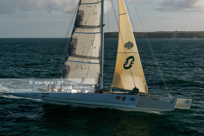 Départ du Trophée Jules Verne du maxi trimaran Geronimo, skipper Olivier de Kersauzon, 28 décembre 2004, Photo Jean-Marie LIOT - www.jmliot.com.