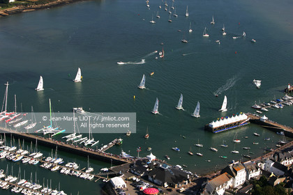 LA TRINITE-SUR-MER, MORBIHAN.VUE AERIENNE DU PORT..PHOTO © JEAN-MARIE LIOT.