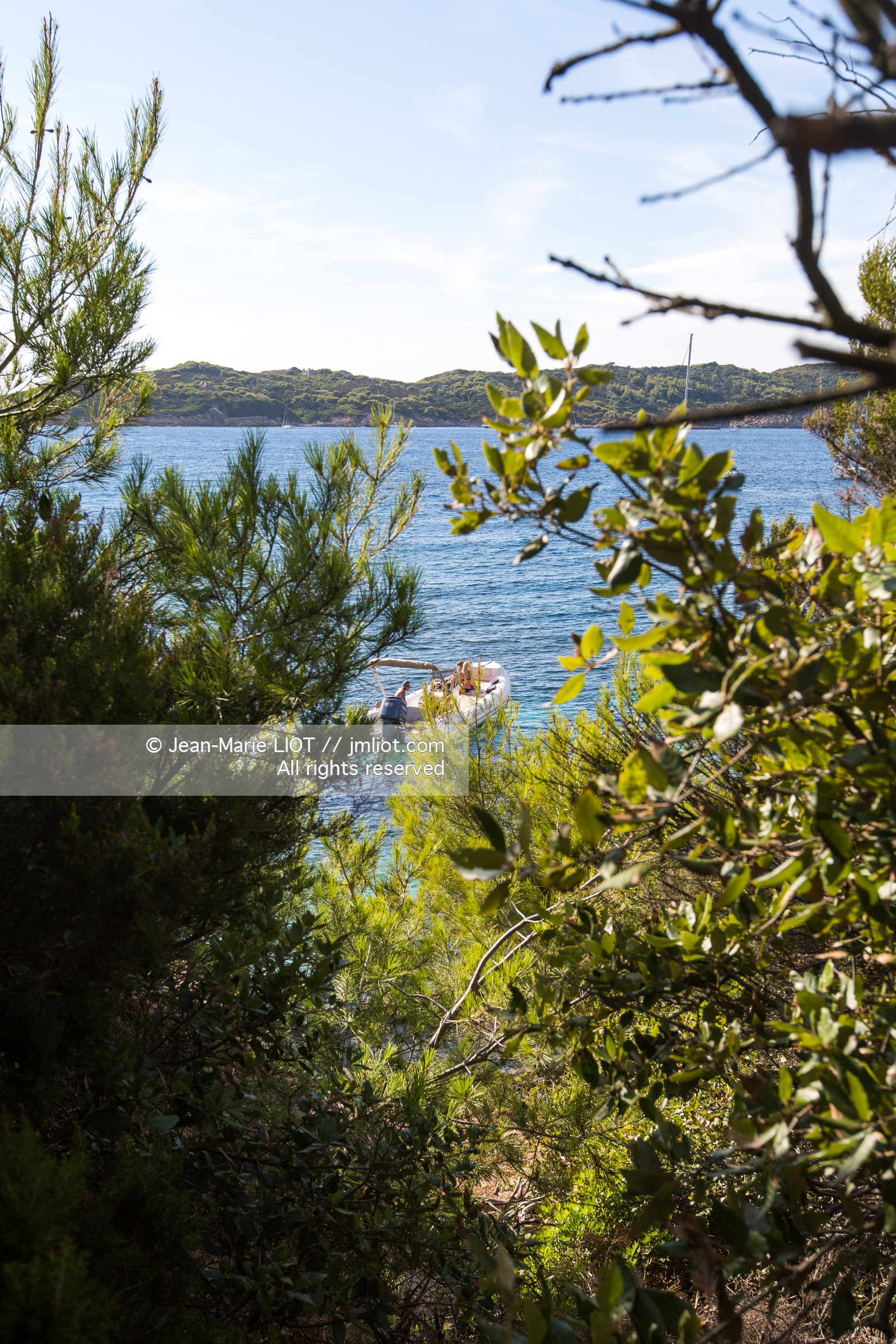 Port-Cros, au large d'Hyères dans le département du Var, petite île de 4 km de long est une réserve de la faune et la flore. Photo © Jean-Marie Liot.