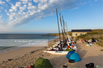 VOILES ET VOILIERS - RAID CATA EN BRETAGNE SUD