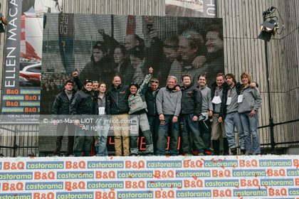 Départ d'Ellen MacArthur à bord du maxi-trimaran B&Q Castorama, pour tenter de battre le record du Tour du Monde en Solitaire sans Escale, à Falmouth (GB), le 27 novembre 2004, photo : Jean-Marie LIOT - www.jmliot.com