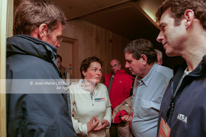 Départ d'Ellen MacArthur à bord du maxi-trimaran B&Q Castorama, pour tenter de battre le record du Tour du Monde en Solitaire sans Escale, à Falmouth (GB), le 27 novembre 2004, photo : Jean-Marie LIOT - www.jmliot.com