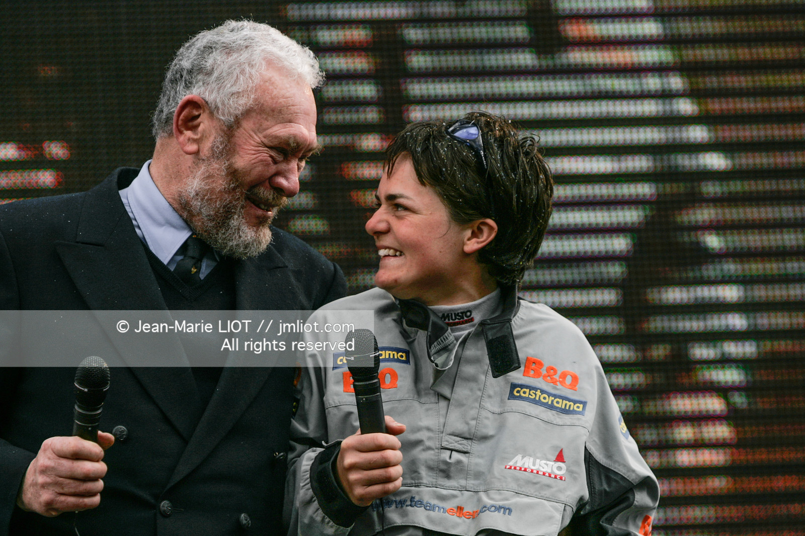 Départ d'Ellen MacArthur à bord du maxi-trimaran B&Q Castorama, pour tenter de battre le record du Tour du Monde en Solitaire sans Escale, à Falmouth (GB), le 27 novembre 2004, photo : Jean-Marie LIOT - www.jmliot.com