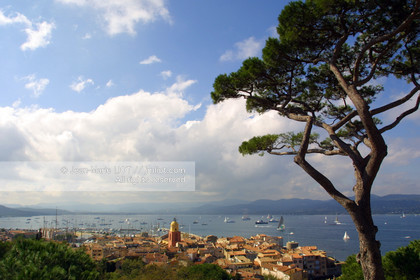 France, Var (83), Saint-Tropez, .Yatchs dans Le Port de plaisance de Saint-Tropez, Vue aérienne.photo © Jean-Marie Liot.