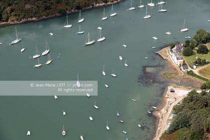 VUE AERIENNE DU GOLFE DU MORBIHAN .PHOTO © JEAN-MARIE LIOT.