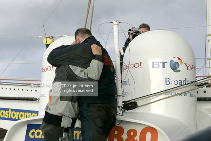 Départ d'Ellen MacArthur à bord du maxi-trimaran B&Q Castorama, pour tenter de battre le record du Tour du Monde en Solitaire sans Escale, à Falmouth (GB), le 27 novembre 2004, photo : Jean-Marie LIOT - www.jmliot.com