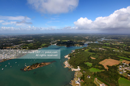 VUE AERIENNE DU GOLFE DU MORBIHAN .PHOTO © JEAN-MARIE LIOT.