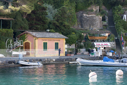 Portofino,le joli port en italien est situé au creux d'une anse sur la côte Ligure. Ce petit port de pêche devenu une des stations balnéaires les plus huppées d'Italie n'a pourtant pas perdu son charme..photo © Jean-Marie Liot.