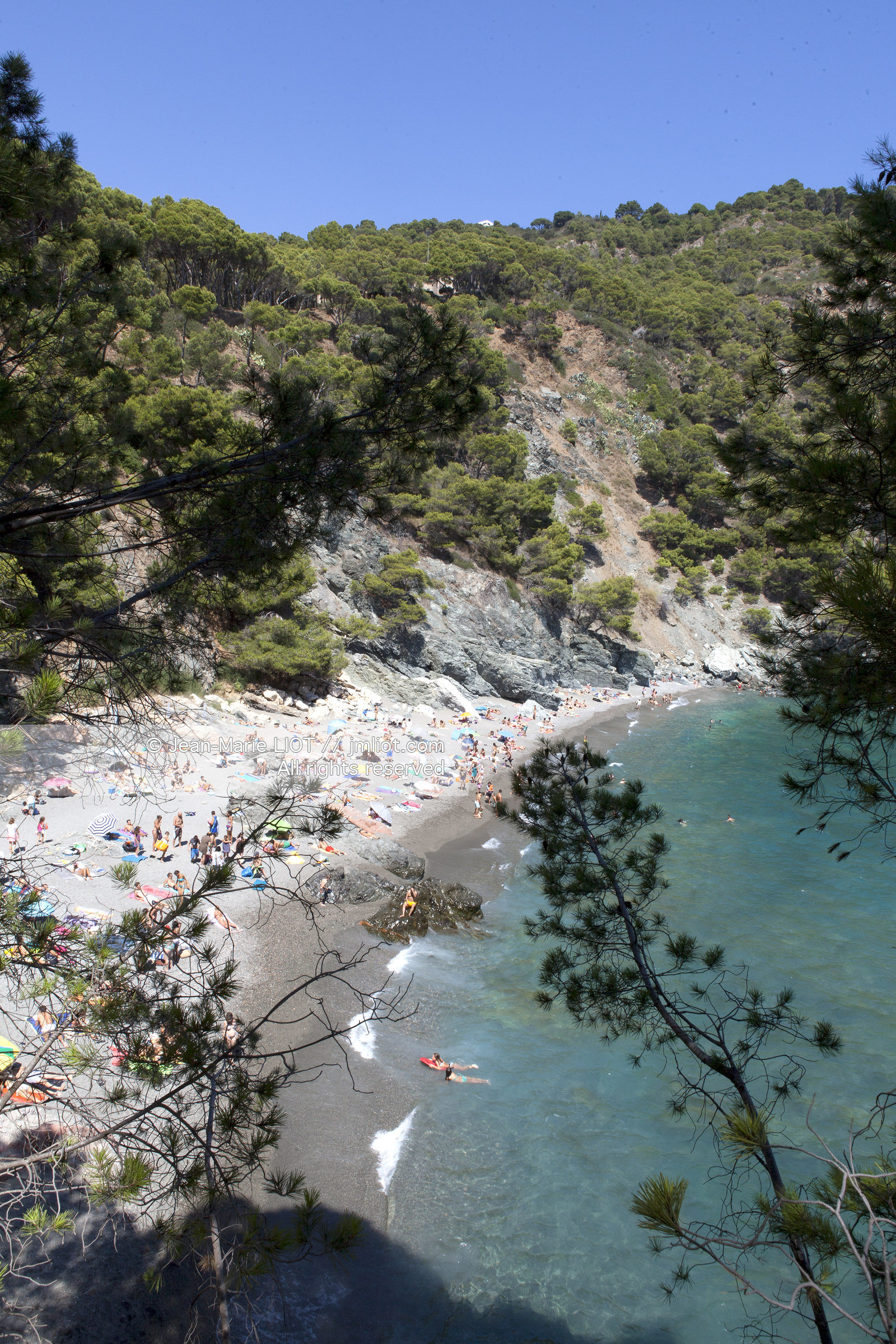 Le village de Begur et ses plages constituent l'un des lieux les plus touristique de la Costa Brava..La cote de begur bénéficie d'un littoral d'une grande beauté composé de falaises, de criques d'eau cristallines, de pinedes.....Photo © Jean-Marie Liot.