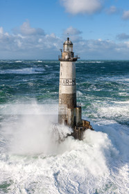 PHARES DANS LA TEMPËTE.