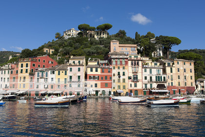 Portofino,le joli port en italien est situé au creux d'une anse sur la côte Ligure. Ce petit port de pêche devenu une des stations balnéaires les plus huppées d'Italie n'a pourtant pas perdu son charme..photo © Jean-Marie Liot.