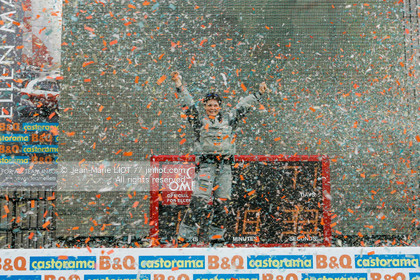 Départ d'Ellen MacArthur à bord du maxi-trimaran B&Q Castorama, pour tenter de battre le record du Tour du Monde en Solitaire sans Escale, à Falmouth (GB), le 27 novembre 2004, photo : Jean-Marie LIOT - www.jmliot.com