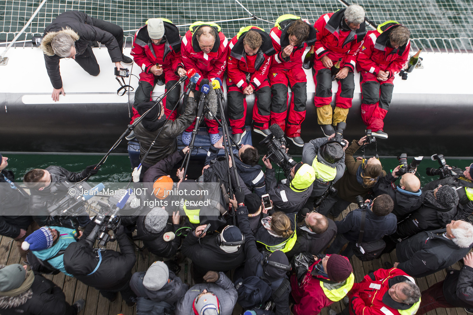 IDEC SPORT- ARRIVEE  RECORD TROPHEE JULES VERNE