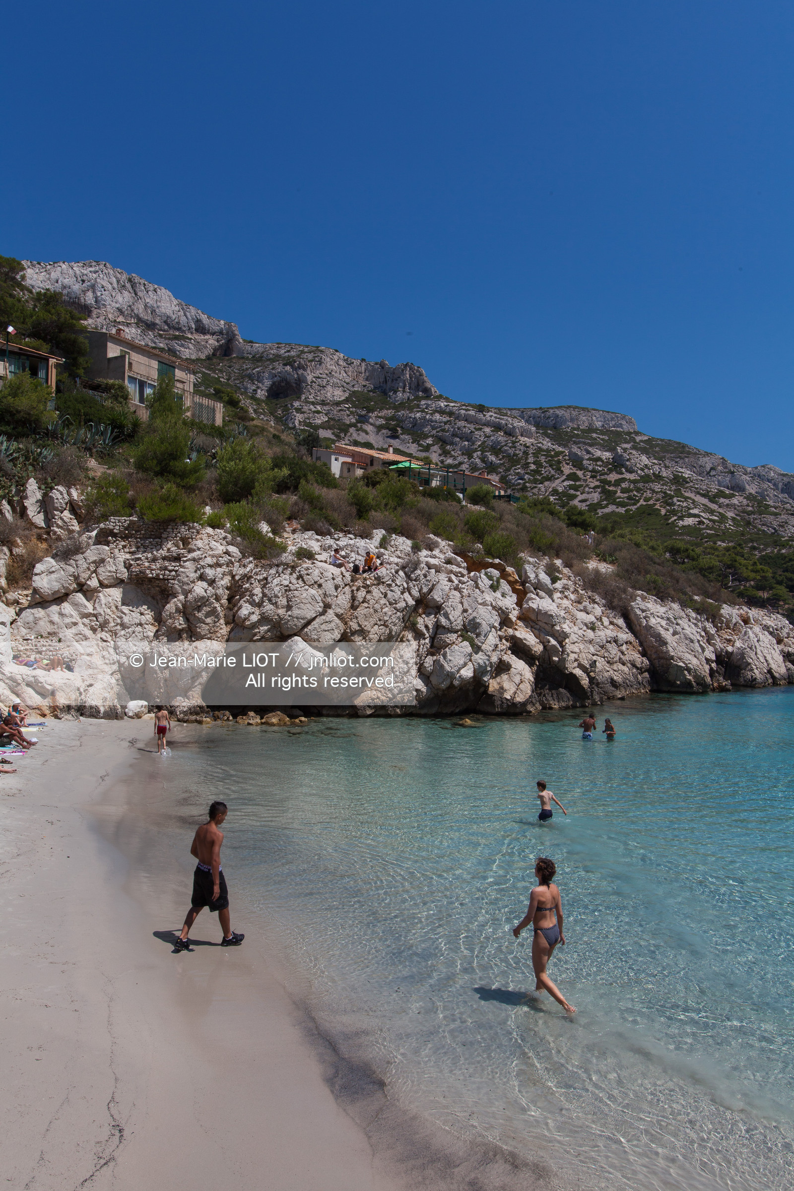 La calanque de Sormiou est située a quelques km de Marseille, l'une des seule calanques habitée elle dissimulke un petit port protégé par une digue.L'eau y est particulièremant claire et d'une grande richese en termes d'espèces animales et végétales..Photo © Jean-Marie Liot.