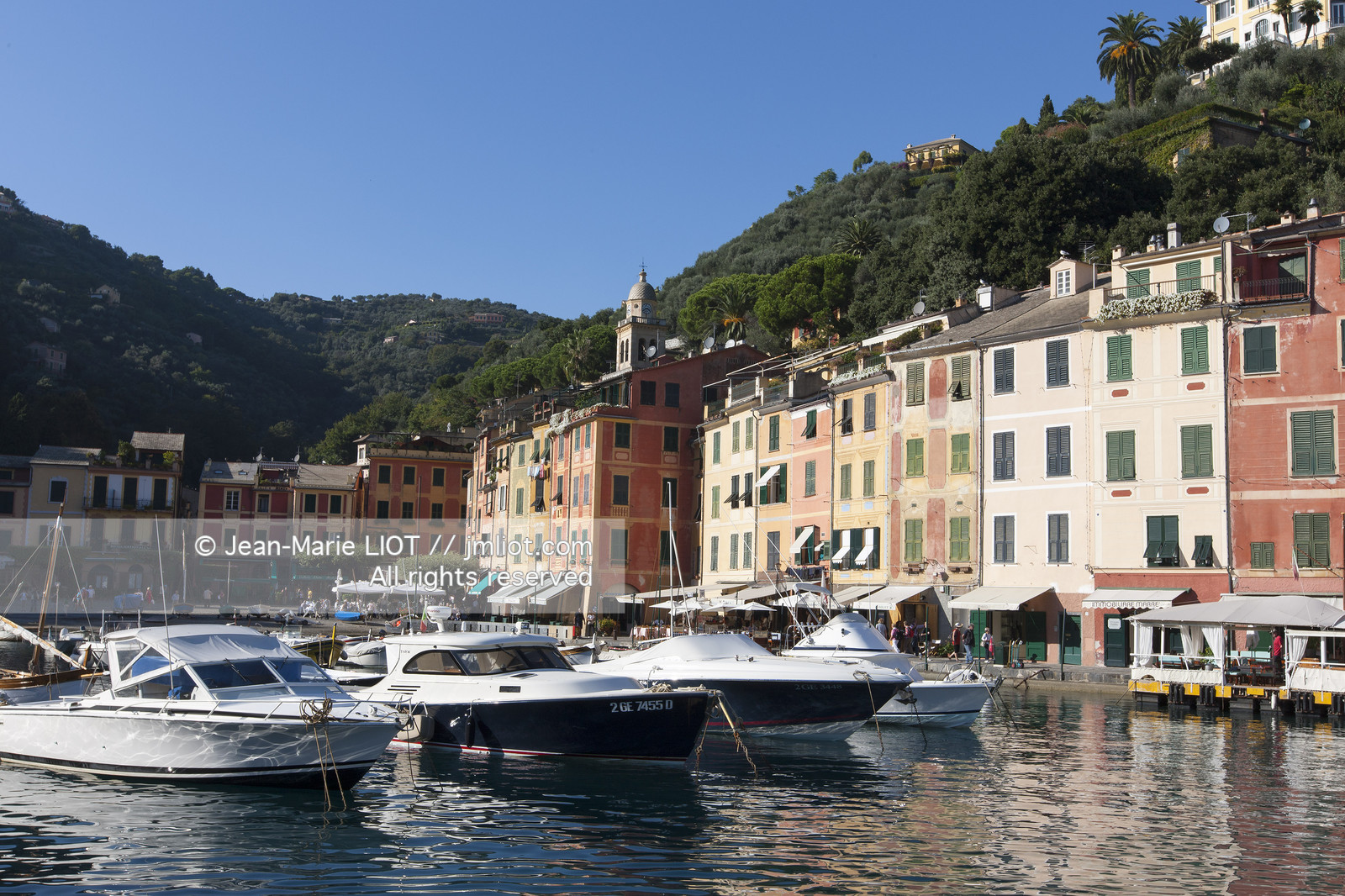 Portofino,le joli port en italien est situé au creux d'une anse sur la côte Ligure. Ce petit port de pêche devenu une des stations balnéaires les plus huppées d'Italie n'a pourtant pas perdu son charme..photo © Jean-Marie Liot.