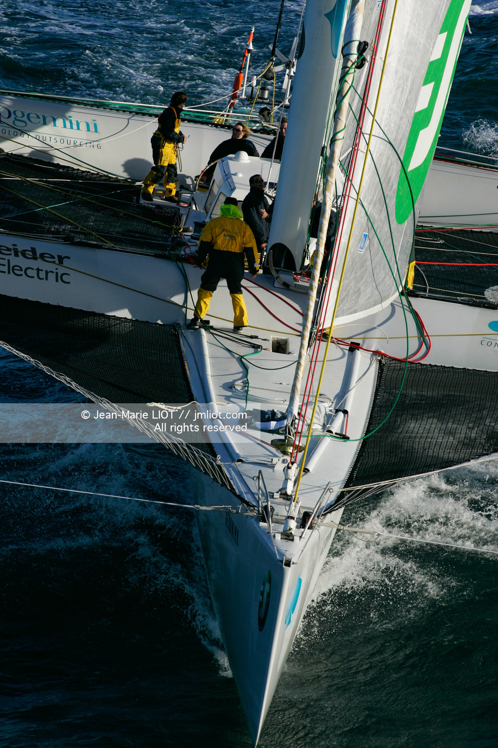 Départ du Trophée Jules Verne du maxi trimaran Geronimo, skipper Olivier de Kersauzon, 28 décembre 2004, Photo Jean-Marie LIOT - www.jmliot.com.