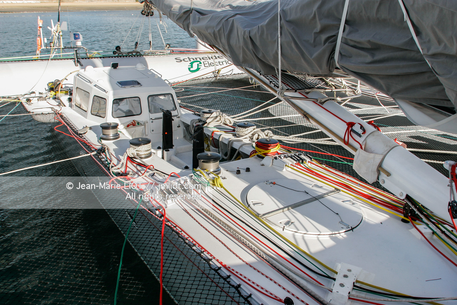 Départ du Trophée Jules Verne du maxi trimaran Geronimo, skipper Olivier de Kersauzon, 28 décembre 2004, Photo Jean-Marie LIOT - www.jmliot.com.