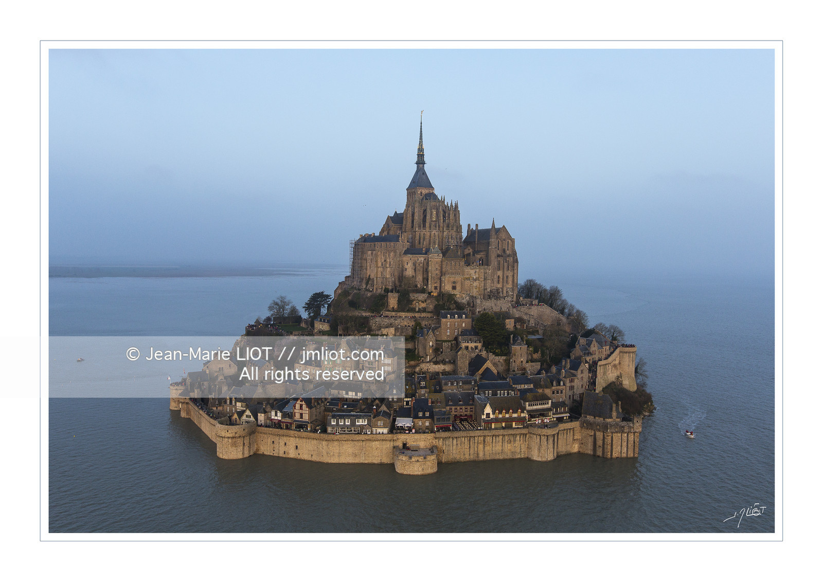 Le Mont Saint-Michel.le Mont Saint Michel redevient une île pendant la Mareé du siècle de 2015..© Jean-Marie Liot.
