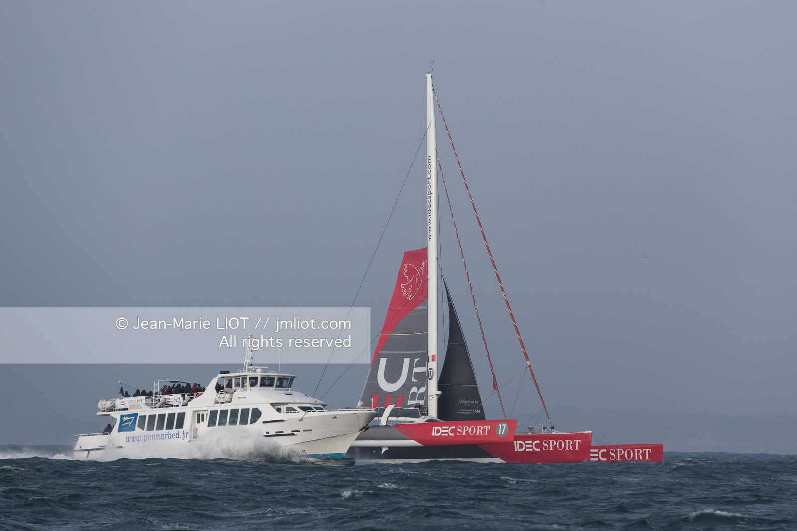 IDEC SPORT- ARRIVEE  RECORD TROPHEE JULES VERNE