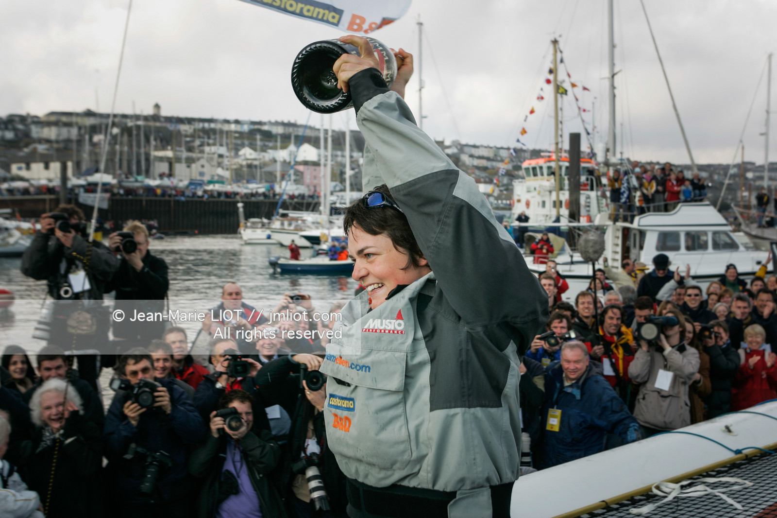 Départ d'Ellen MacArthur à bord du maxi-trimaran B&Q Castorama, pour tenter de battre le record du Tour du Monde en Solitaire sans Escale, à Falmouth (GB), le 27 novembre 2004, photo : Jean-Marie LIOT - www.jmliot.com
