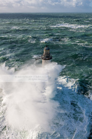 PHARES DANS LA TEMPËTE.