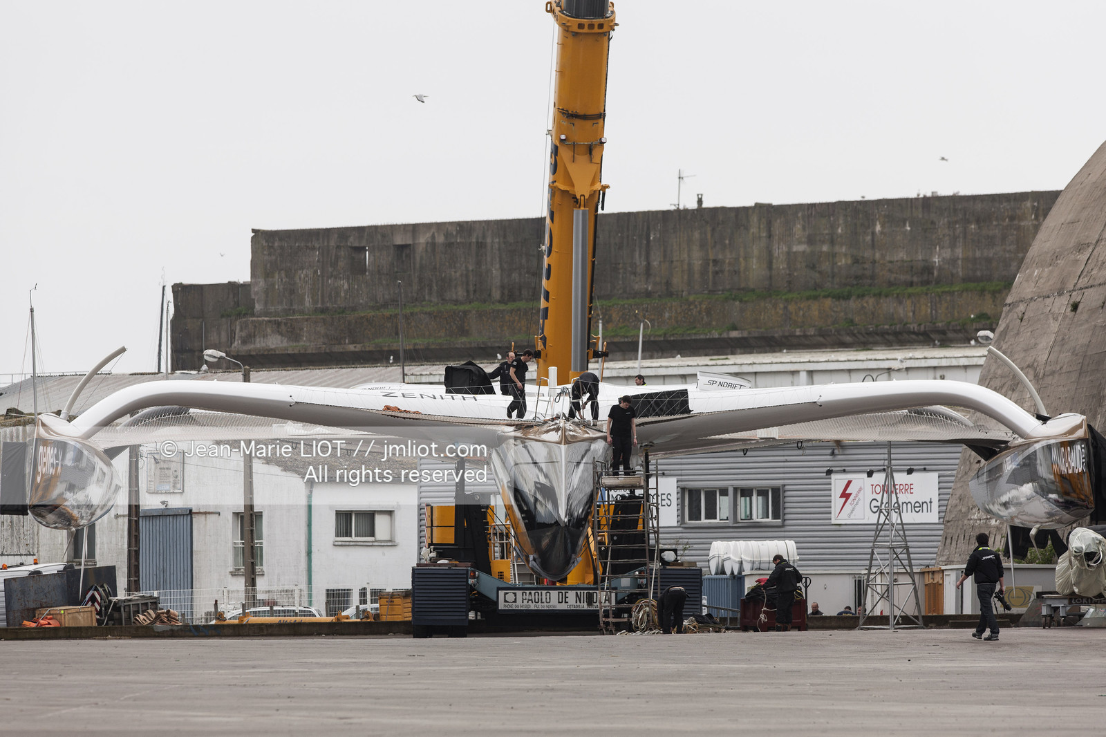 Maxi-Triimaran Spindrift 2 Launching