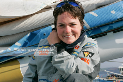 Départ d'Ellen MacArthur à bord du maxi-trimaran B&Q Castorama, pour tenter de battre le record du Tour du Monde en Solitaire sans Escale, à Falmouth (GB), le 27 novembre 2004, photo : Jean-Marie LIOT - www.jmliot.com