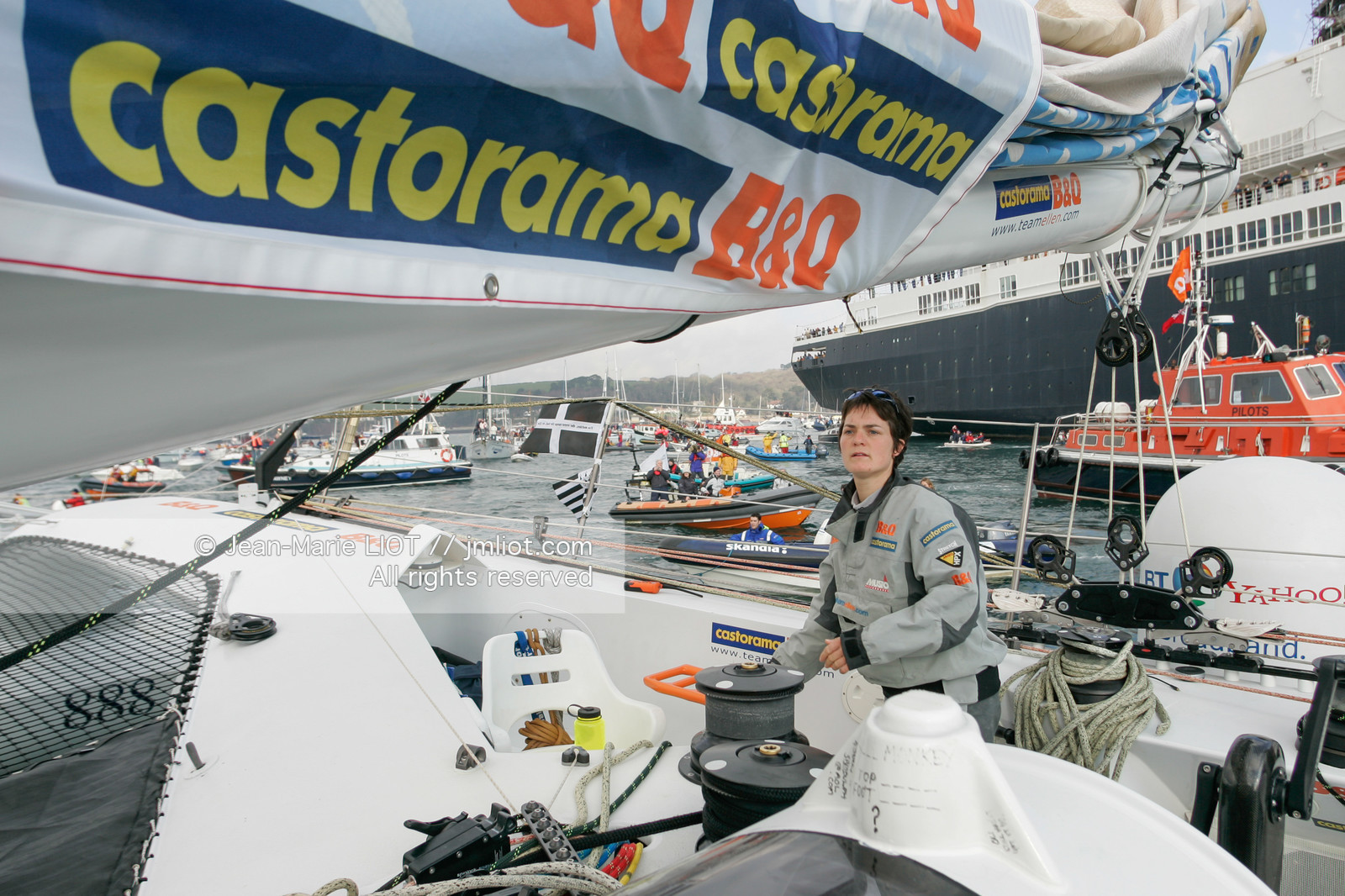 Départ d'Ellen MacArthur à bord du maxi-trimaran B&Q Castorama, pour tenter de battre le record du Tour du Monde en Solitaire sans Escale, à Falmouth (GB), le 27 novembre 2004, photo : Jean-Marie LIOT - www.jmliot.com