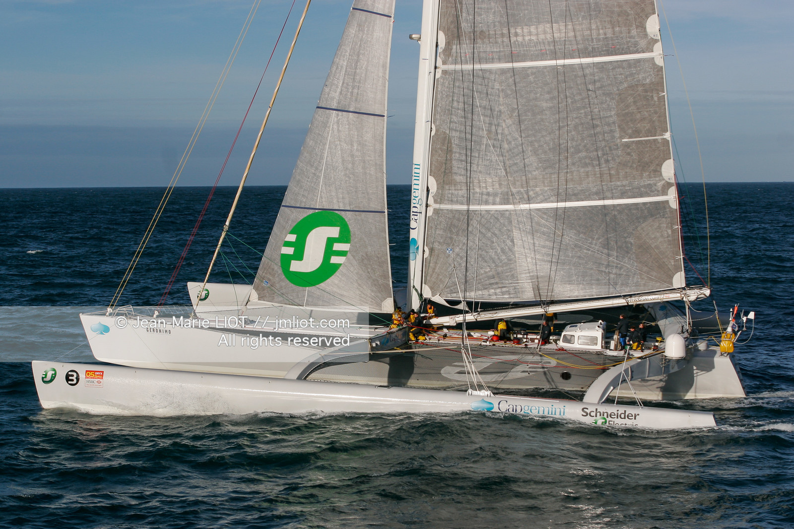 Départ du Trophée Jules Verne du maxi trimaran Geronimo, skipper Olivier de Kersauzon, 28 décembre 2004, Photo Jean-Marie LIOT - www.jmliot.com.