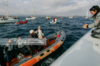 Départ d'Ellen MacArthur à bord du maxi-trimaran B&Q Castorama, pour tenter de battre le record du Tour du Monde en Solitaire sans Escale, à Falmouth (GB), le 27 novembre 2004, photo : Jean-Marie LIOT - www.jmliot.com