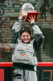 Départ d'Ellen MacArthur à bord du maxi-trimaran B&Q Castorama, pour tenter de battre le record du Tour du Monde en Solitaire sans Escale, à Falmouth (GB), le 27 novembre 2004, photo : Jean-Marie LIOT - www.jmliot.com