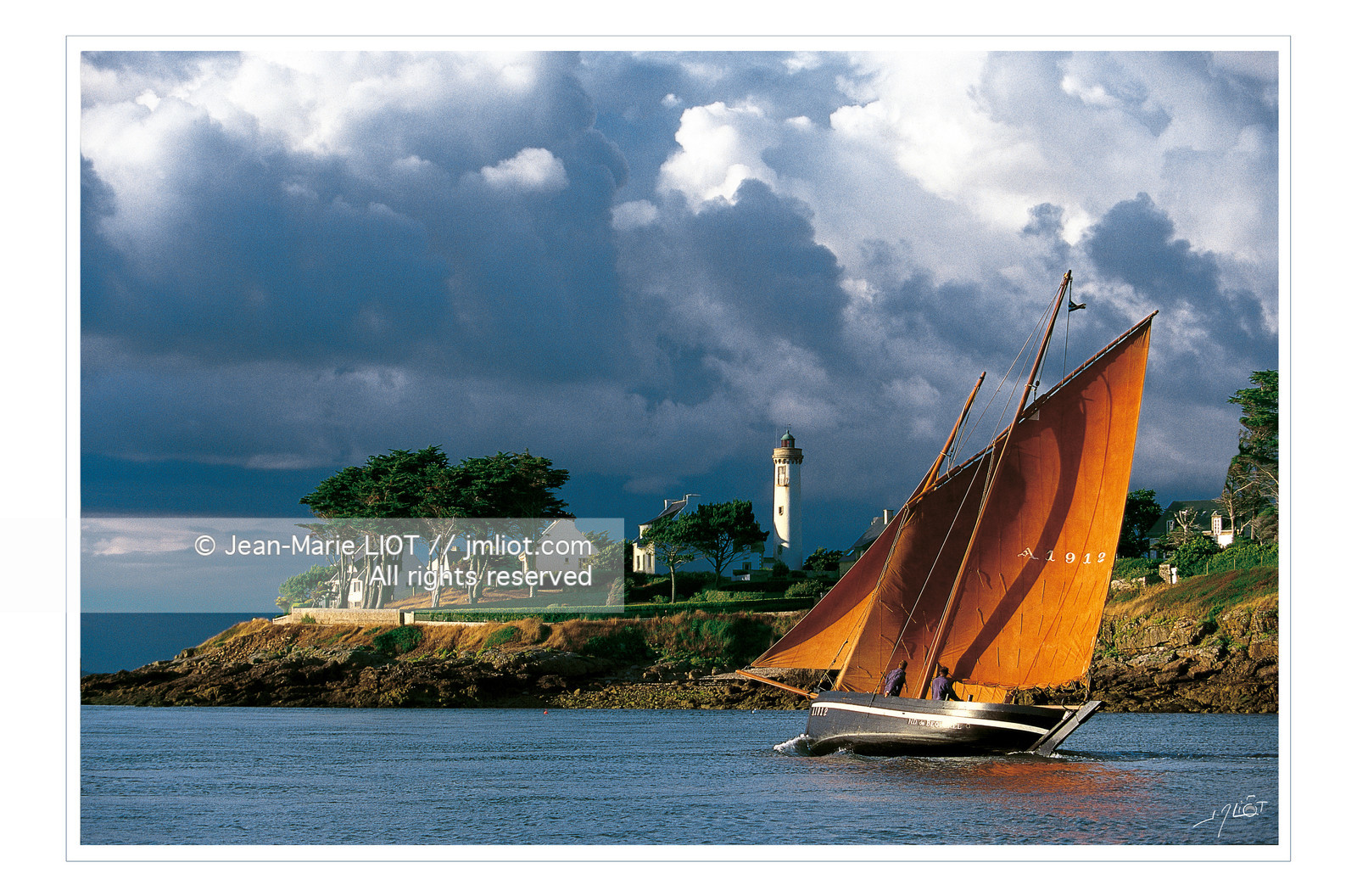 Le Forban du Bono.Bateau traditionel de la rivière d'Auray, le forban du bono  Notre Dame de Bèquerel à l'entrée du golfe du Morbihan..Phare de Port Navalo.© Jean-Marie Liot.