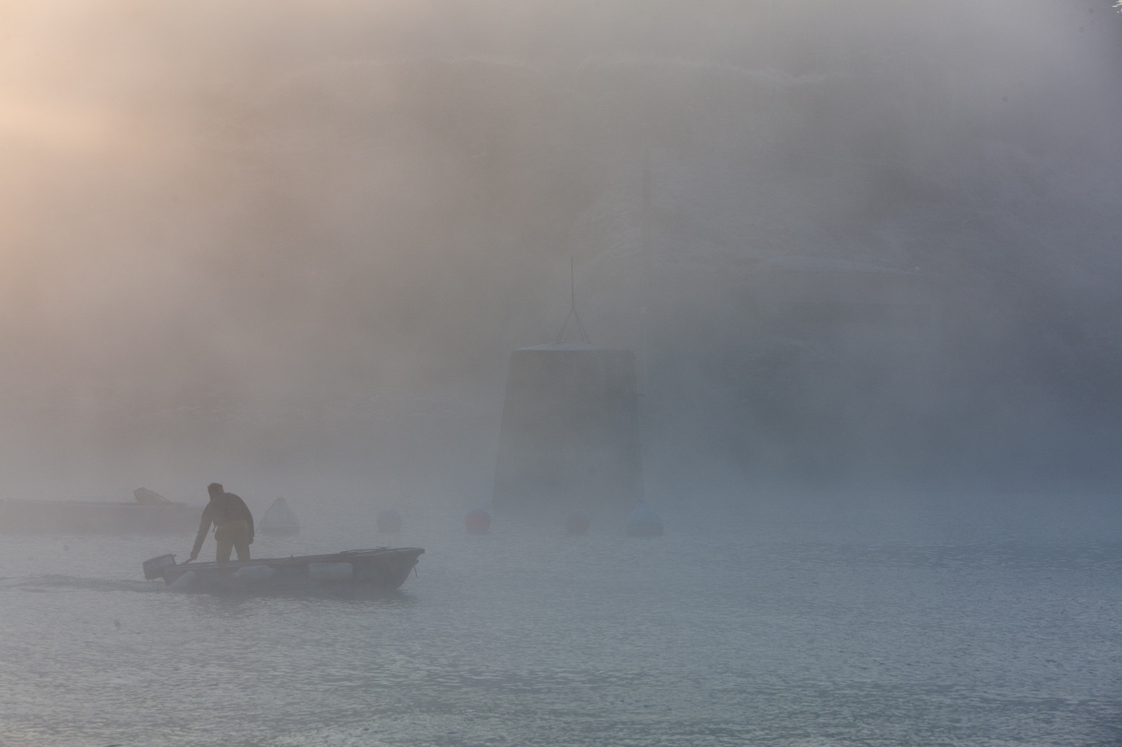France, Morbihan (56), Belle-Ile, Pêcheur dans le port de Suzon dans la brume du matin