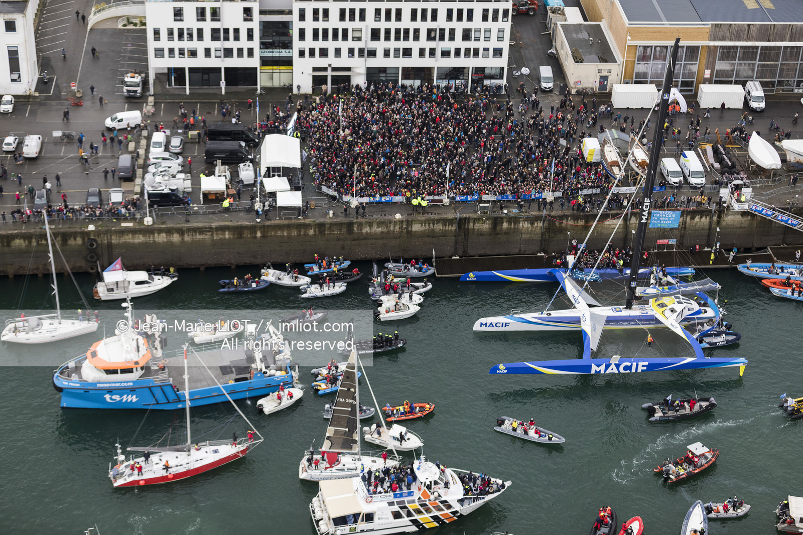 TRIMARAN MACIF - FRANCOIS GABART - RECORD DU TOUR DU MONDE EN SOLITAIRE SANS ESCALE