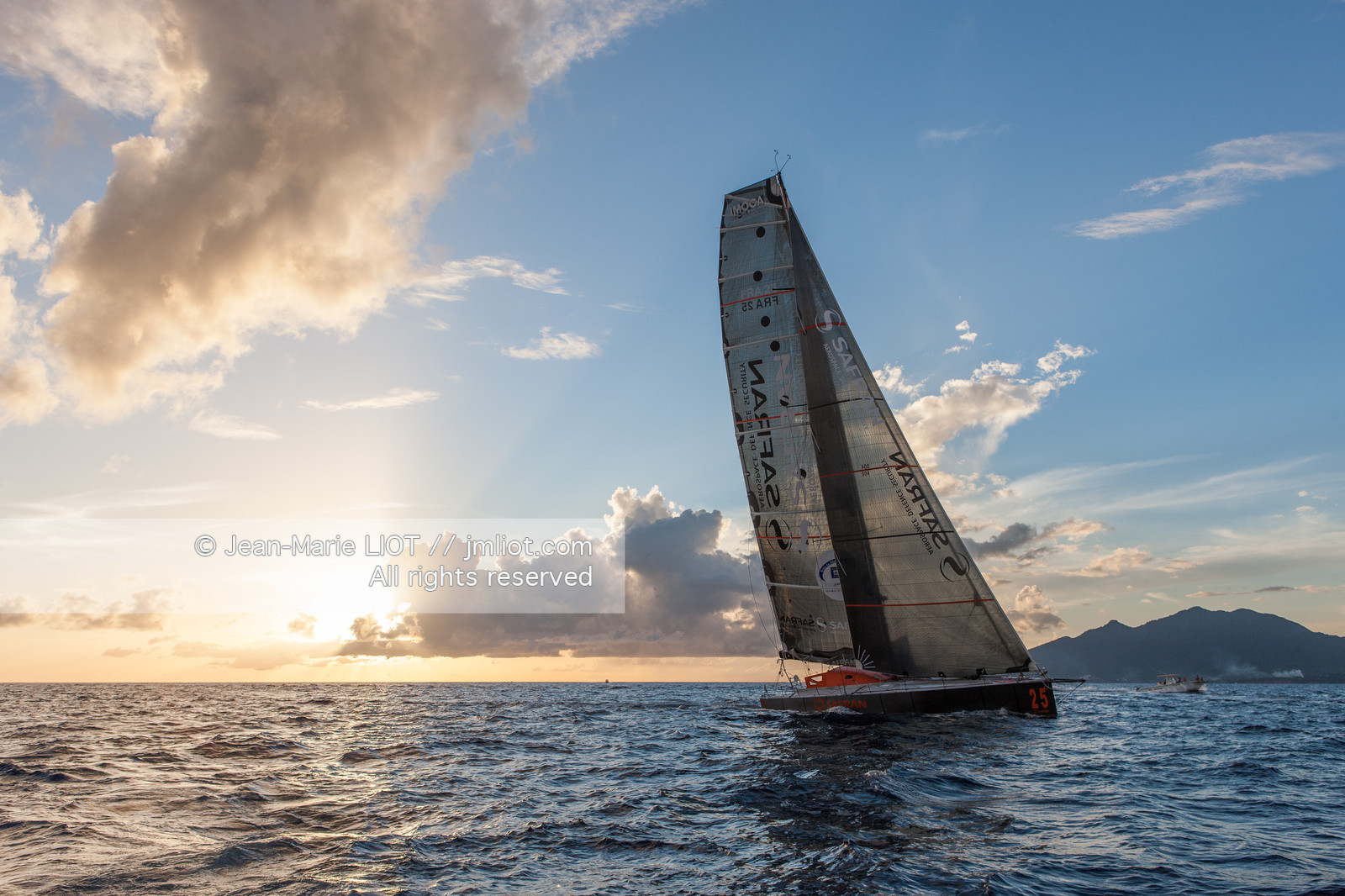 ROUTE DU RHUM 2010 - ARRIVEE DE MARC GUILLEMOT