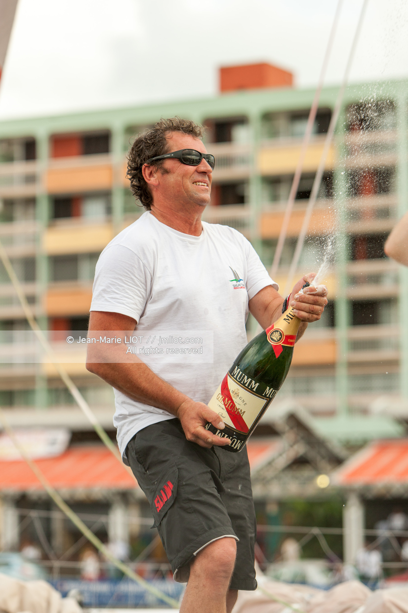 ROUTE DU RHUM 2010 - ARRIVEE DE LIONEL LEMONCHOIS